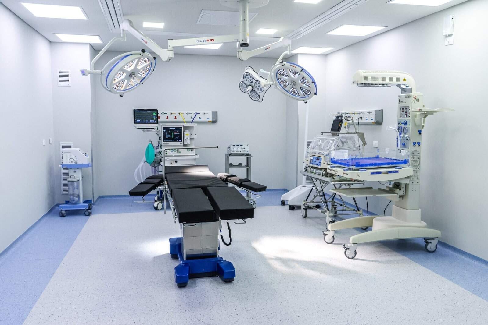 Corredor hospitalar moderno